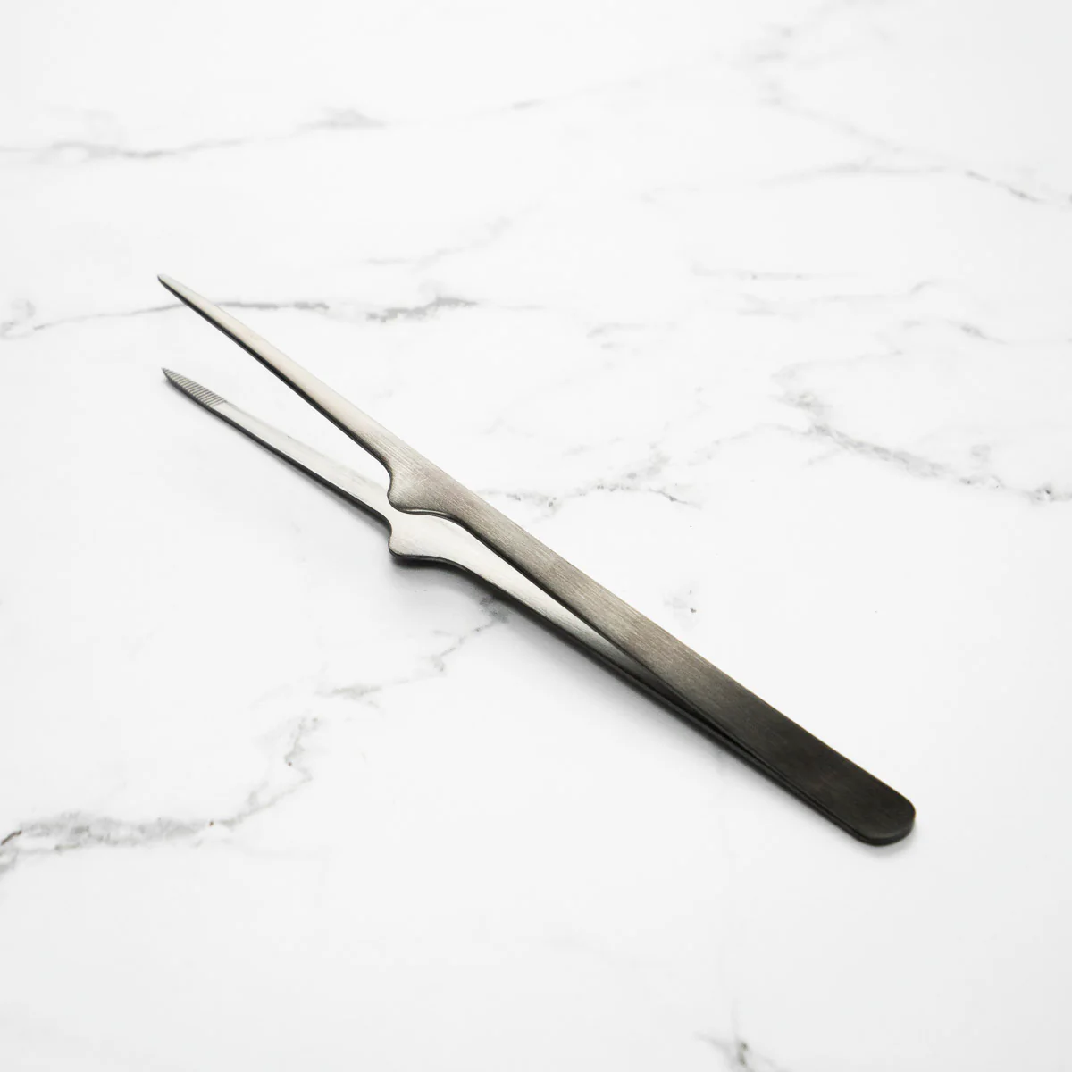 Gestura Petite Stando Tweezer - Gunmetal - Image 2