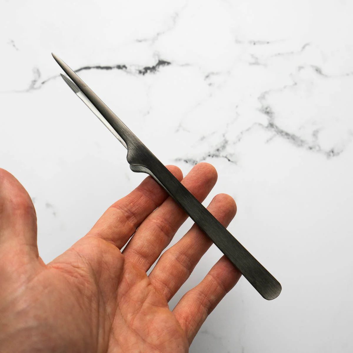 Gestura Petite Stando Tweezer - Gunmetal - Image 3