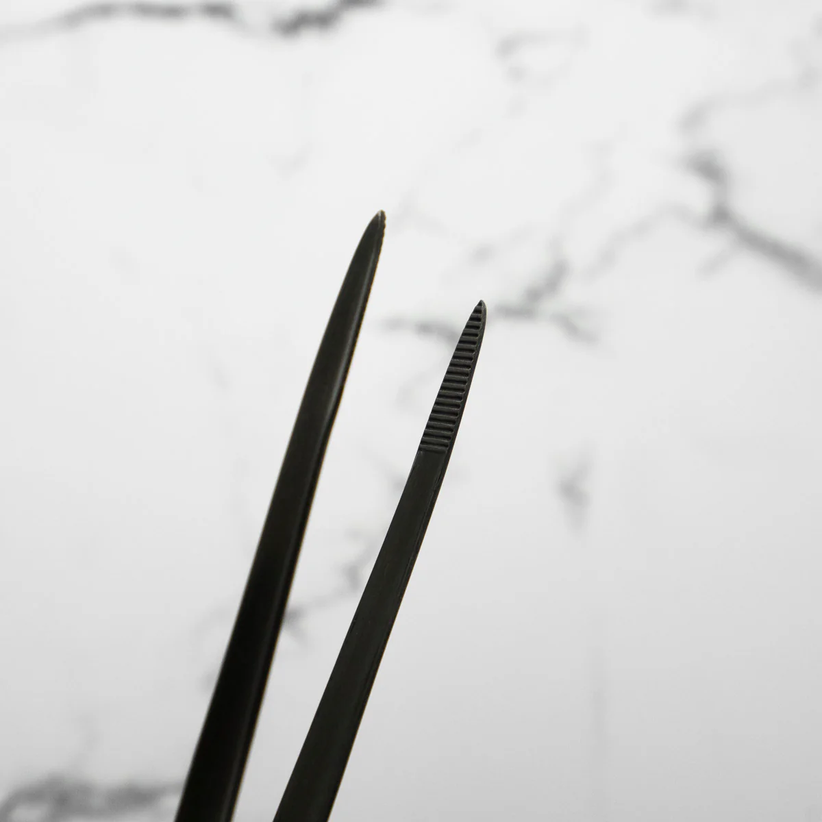 Gestura Petite Stando Tweezer - Gunmetal - Image 4