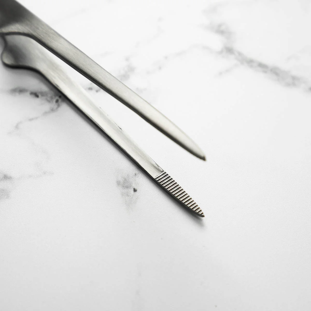 Gestura Petite Stando Tweezer - Gunmetal - Image 5