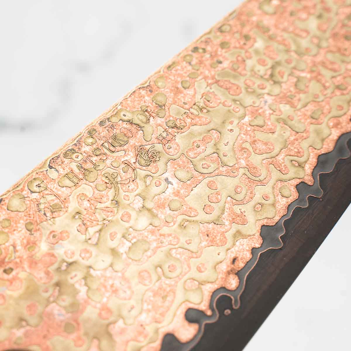 Hatsukokoro Hinotori V-Toku 2 Rainbow Damascus Santoku 180mm - Dark Carbon Fibre - Image 5