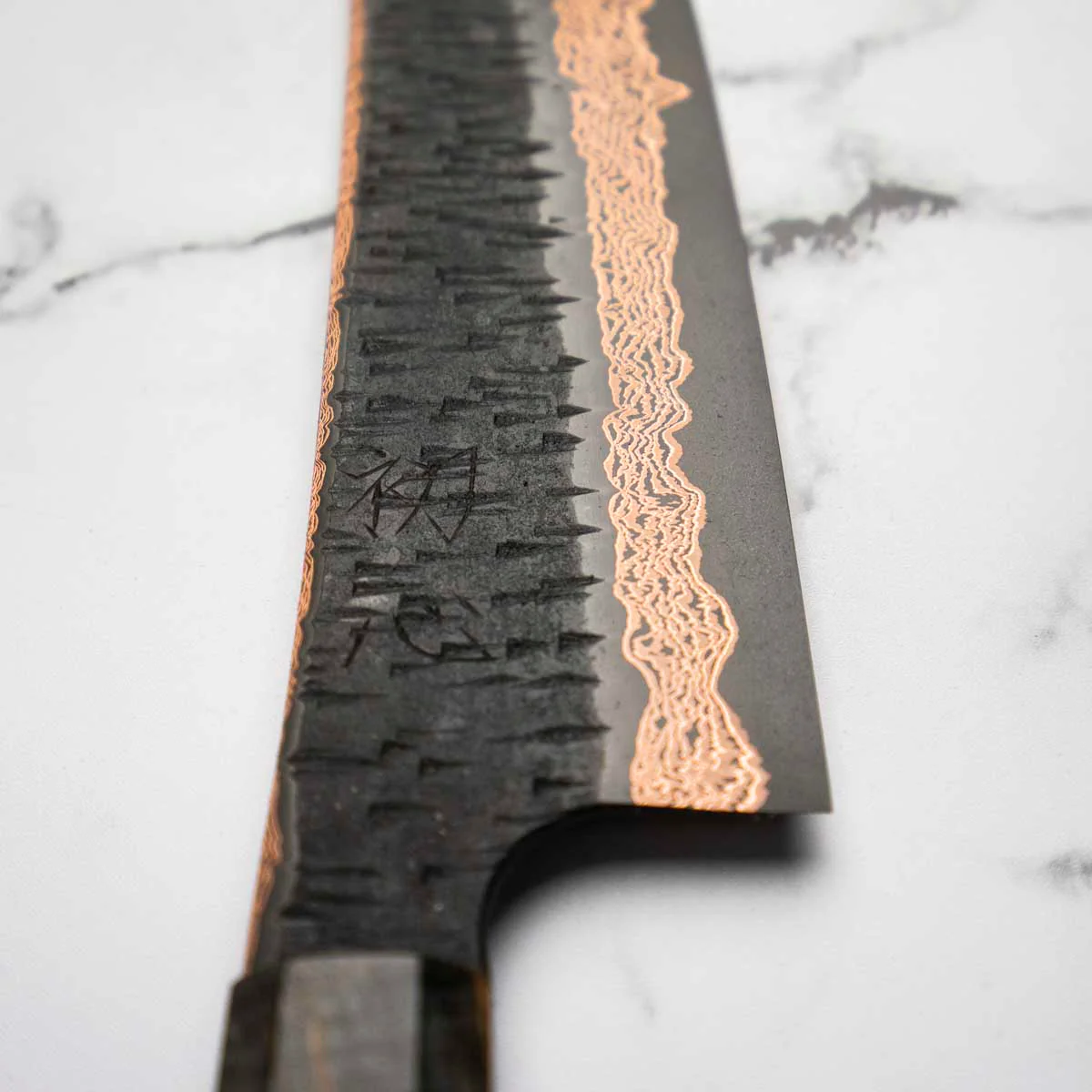 Hatsukokoro Yorokobi Kurouchi SLD Damascus Tsuchime Bunka 180mm - Dark Maple - Image 4