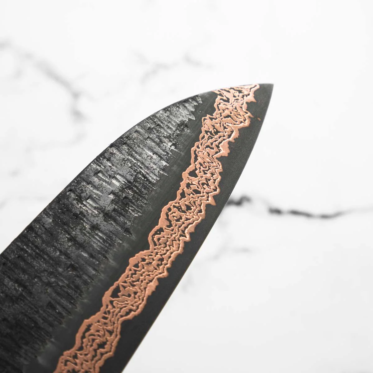 Hatsukokoro Yorokobi Kurouchi SLD Damascus Tsuchime Santoku 180mm - Carbon Fibre - Image 4