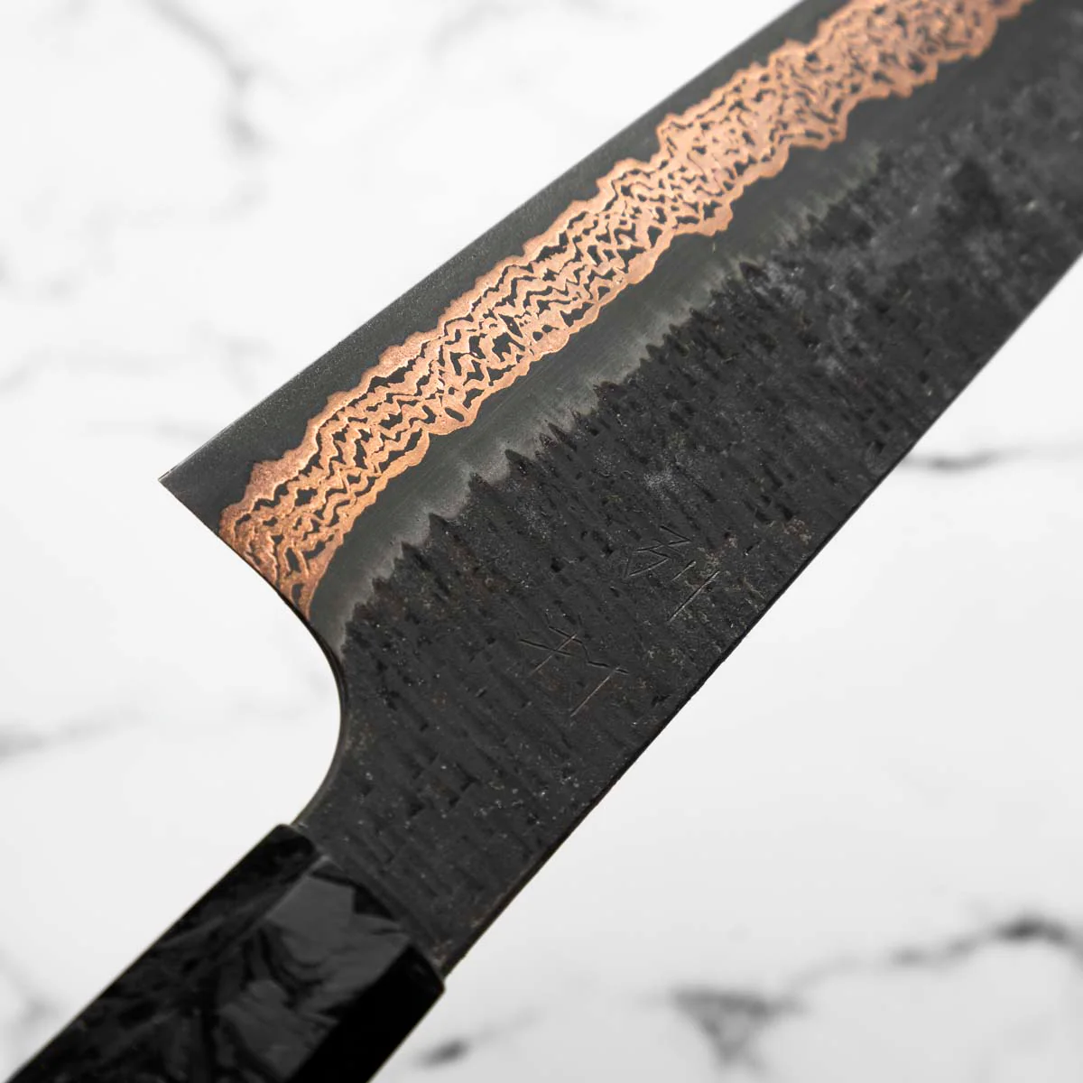 Hatsukokoro Yorokobi Kurouchi SLD Damascus Tsuchime Santoku 180mm - Carbon Fibre - Image 5