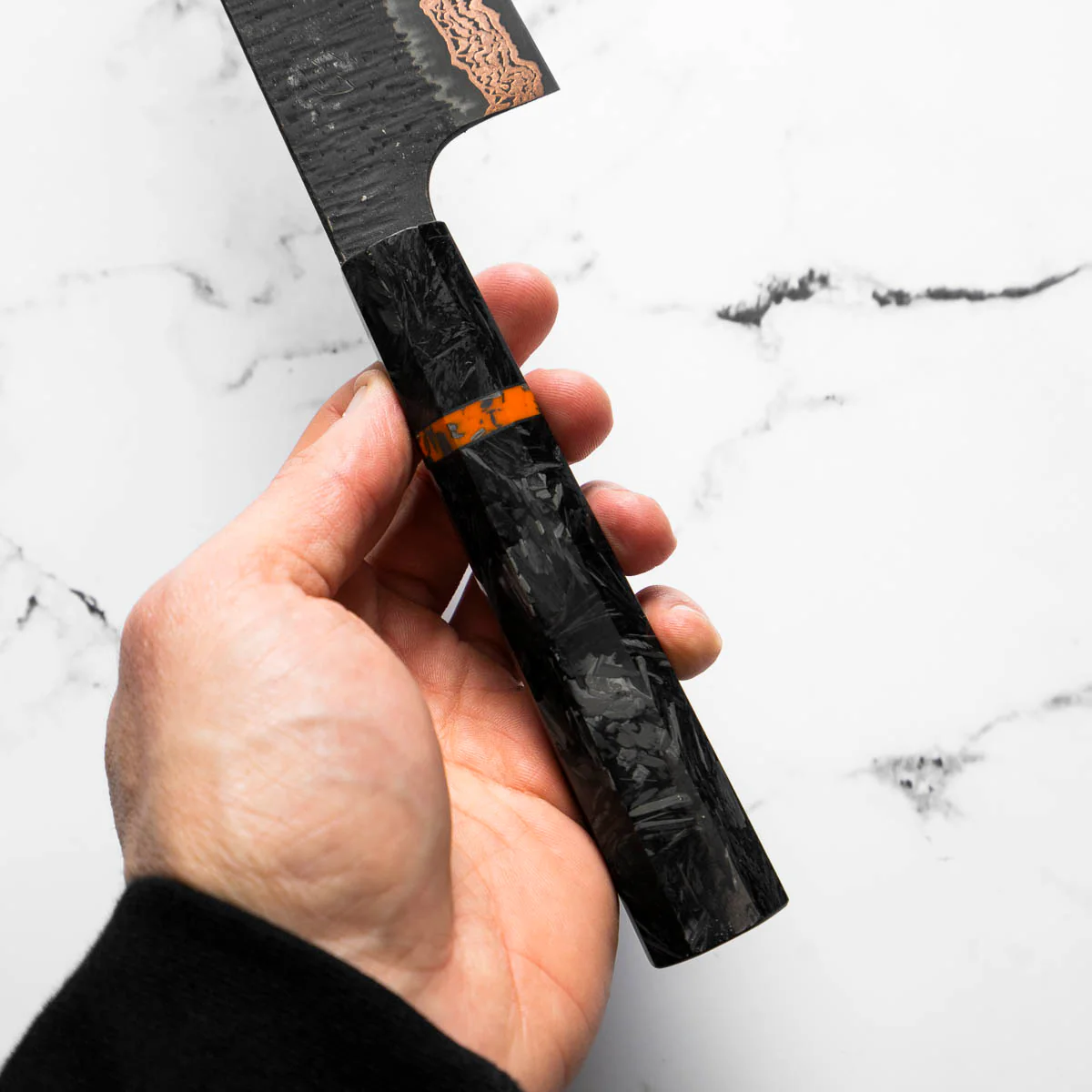 Hatsukokoro Yorokobi Kurouchi SLD Damascus Tsuchime Santoku 180mm - Carbon Fibre - Image 6