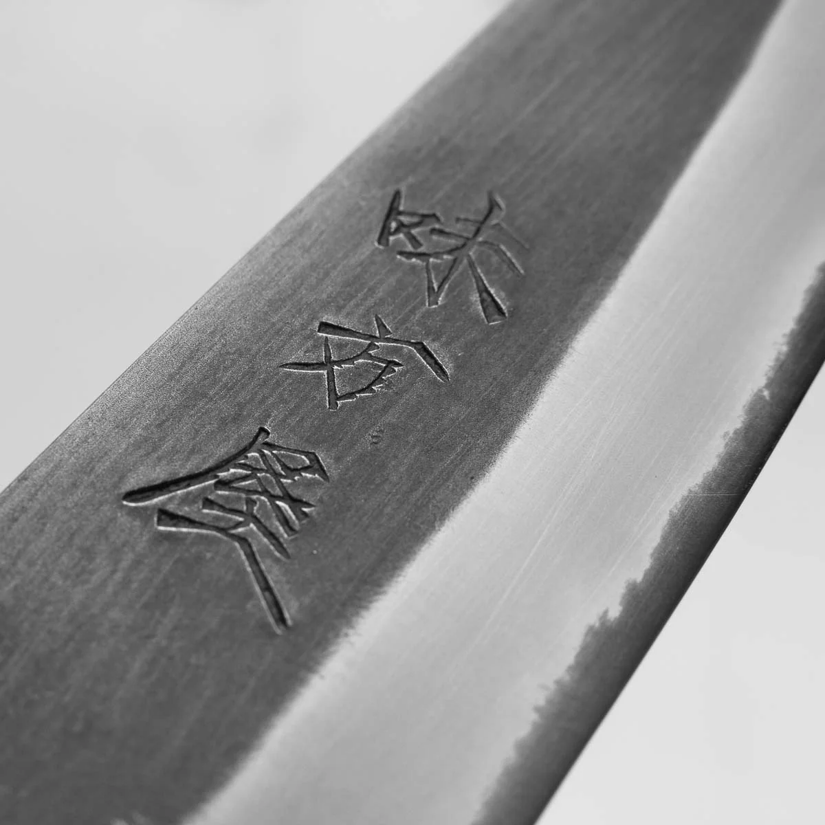 Mutsumi Hinoura Ajikataya White 2 SS Clad Petty 135mm - Ebony w/ Double Black Horn (3 rings) - Image 5