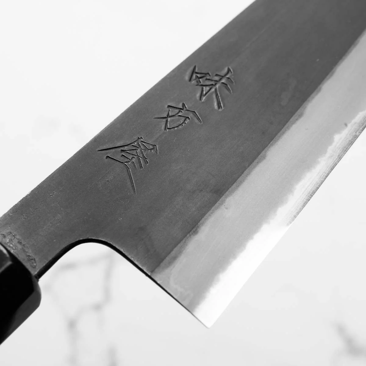 Mutsumi Hinoura Ajikataya White 2 Santoku 165mm - Rosewood & Black Horn - Image 5