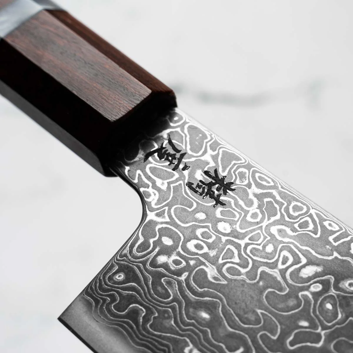 Seido VG10 Kurozome Nickel Damascus Santoku 180mm - Sandalwood - Image 6